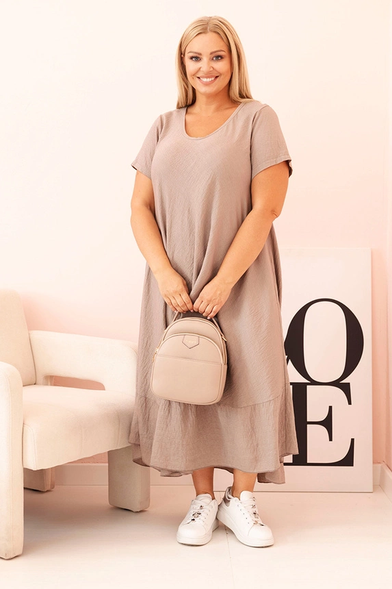Damenkleid in Übergröße mit kurzen Ärmeln und Rüsche aus leichter Viskose cappuccino