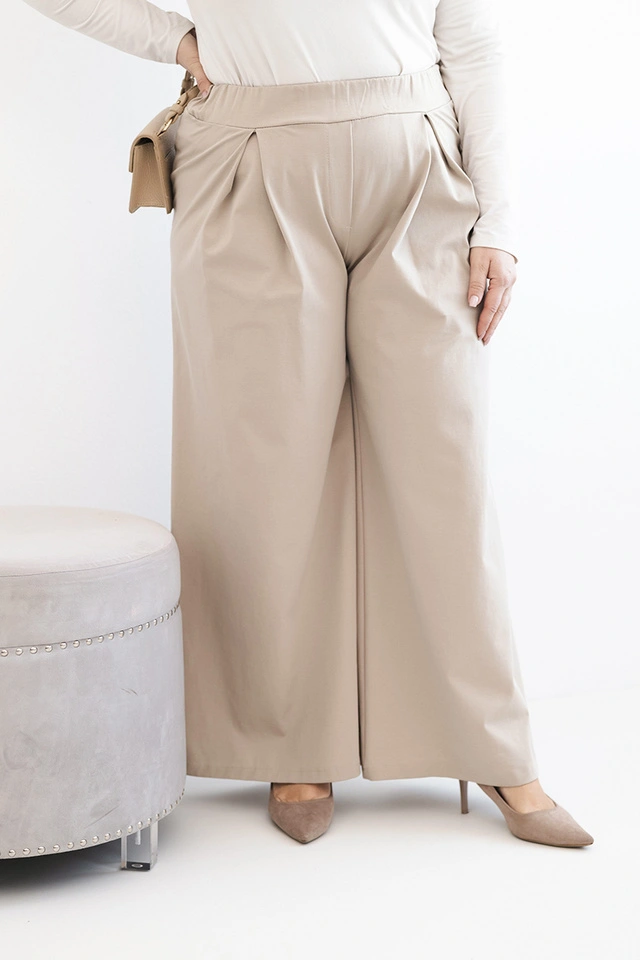 Damenhose Plus Size mit weitem Bein und Falten dunkel beige