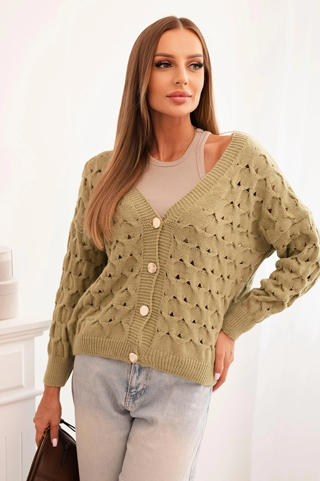 Sweter damski ażurowy z dekoltem V i złotymi guzikami oliwkowy