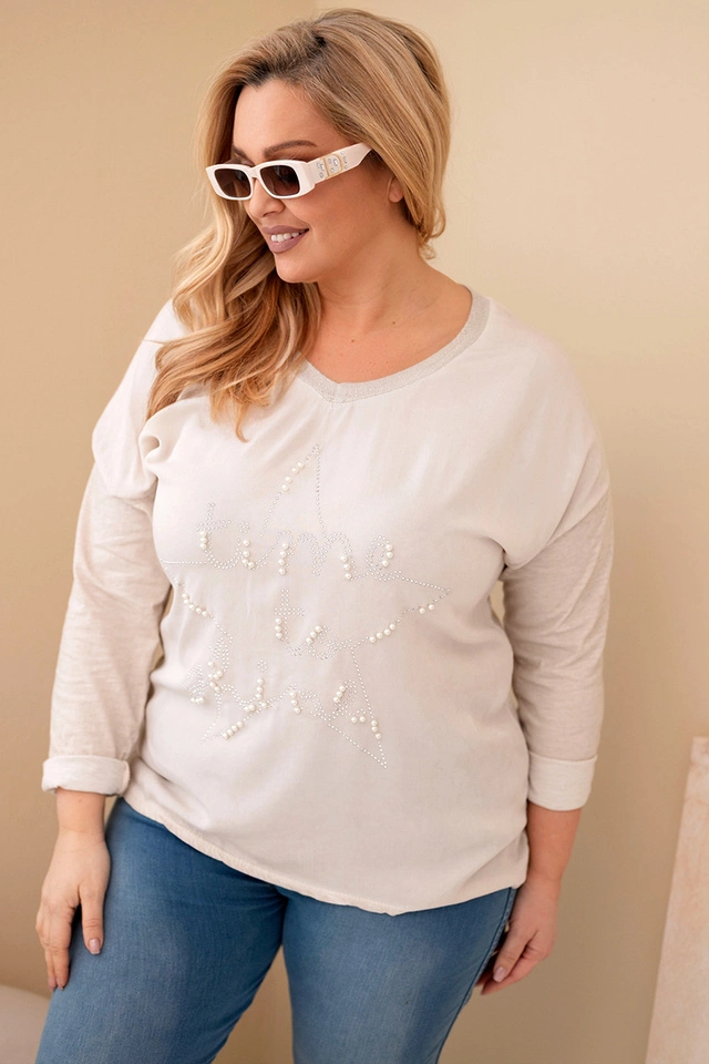 Damenbluse Plus Size mit Aufdruck und Perlen beige