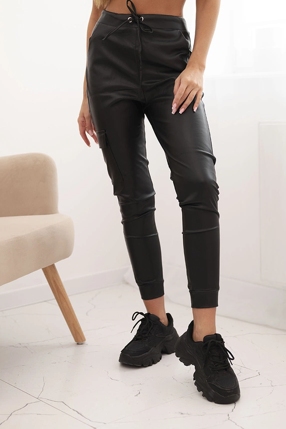 Damenhose aus Kunstleder mit Taschen und Bindeband in der Taille schwarz