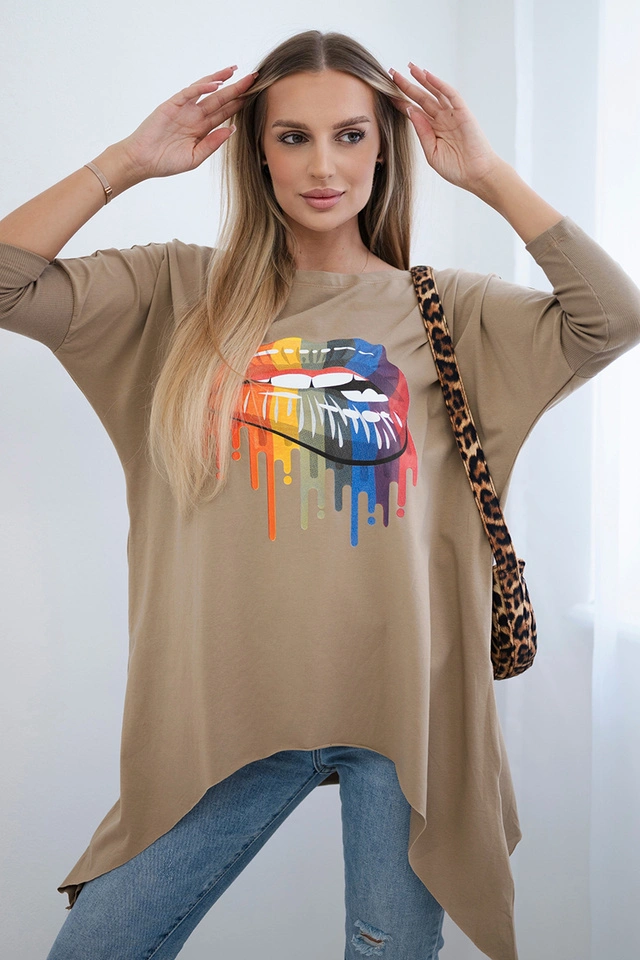 Oversize-Bluse mit Regenbogen-Lippen-Print camel