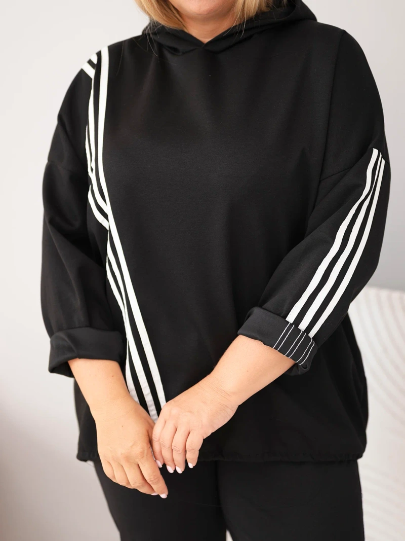 Moteriškas laisvalaikio megztinis Plus Size iš viskozės su kapišonu ir dekoratyvinėmis juostelėmis juoda