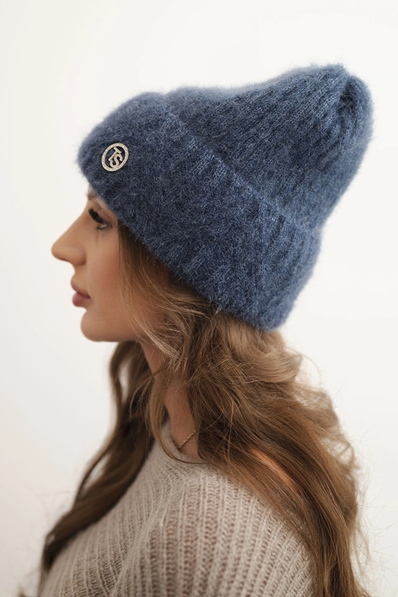 Damenwintermütze aus flauschigem Strick mit elegantem Knopf jeansblau