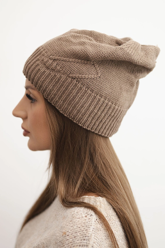 Moteriška žieminė kepurė su vilna ir dryžuota struktūra K471 mocca