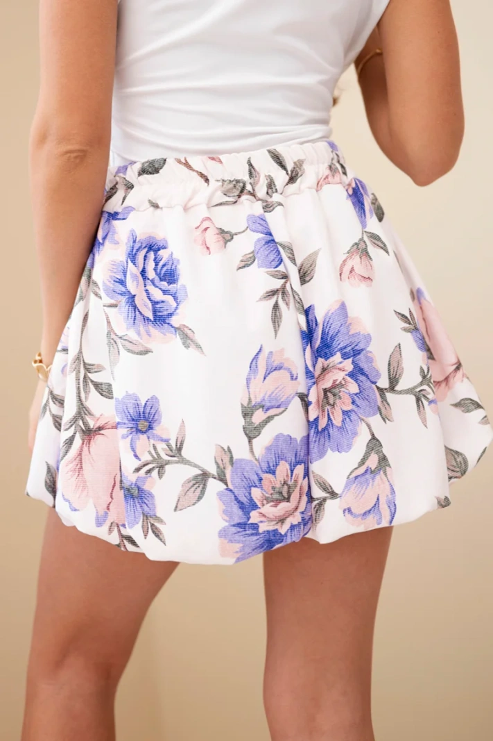 Damen-Viskose-Shorts mit Blumenmuster und Bindeband in der Taille violett