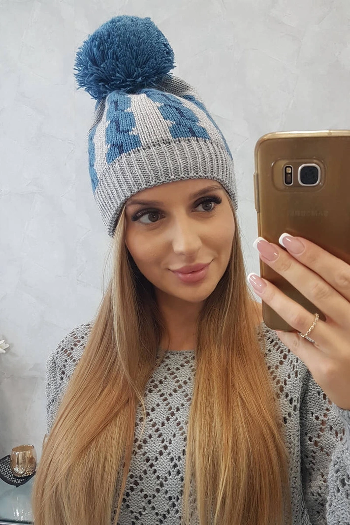 Dámska čiapka s pomponom Rozalia K323 džínsové+sivé