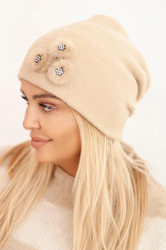 Damenmütze mit dekorativen, pelzigen Blumen elegant camelowy