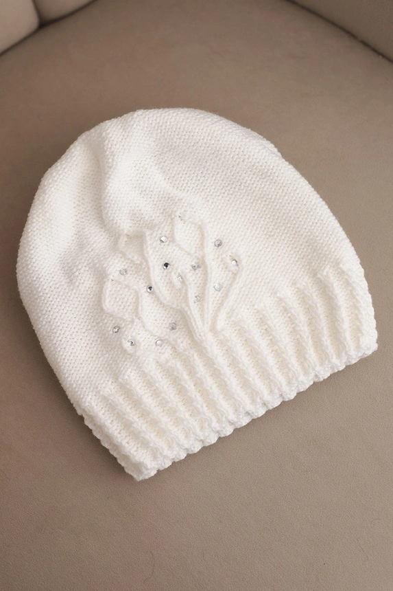 Damenwintermütze aus Wolle mit Pompons und verlängerten Seiten K448 lila