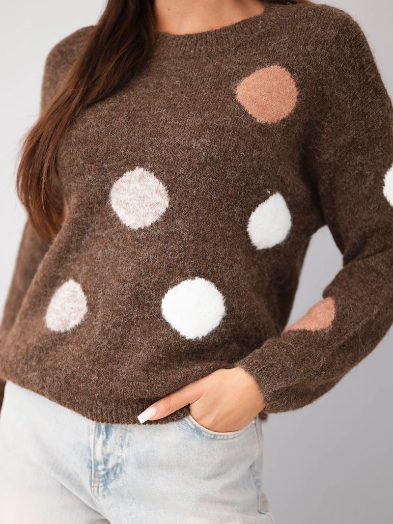 Sweter damski w kolorowe grochy z okrągłym dekoltem brązowy
