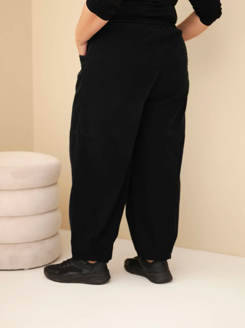 Spodnie damskie bawełniane Plus Size sztruksowe z gumką w pasie i kieszeniami czarne