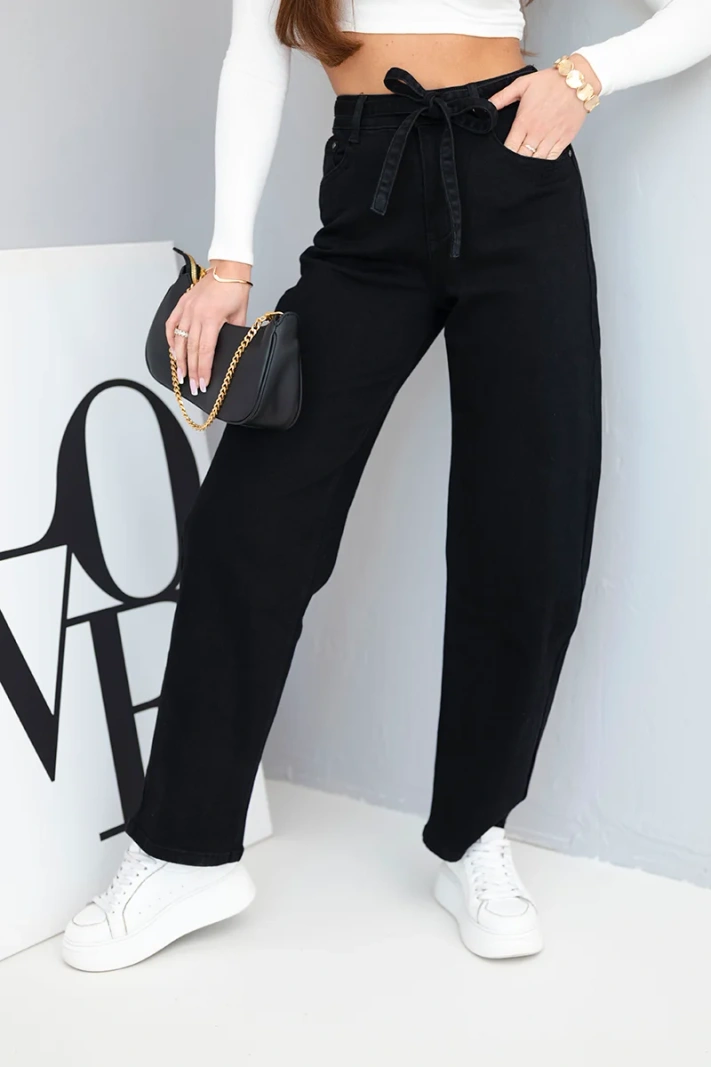 Damenjeans mit hoher Taille und Gürtel schwarz