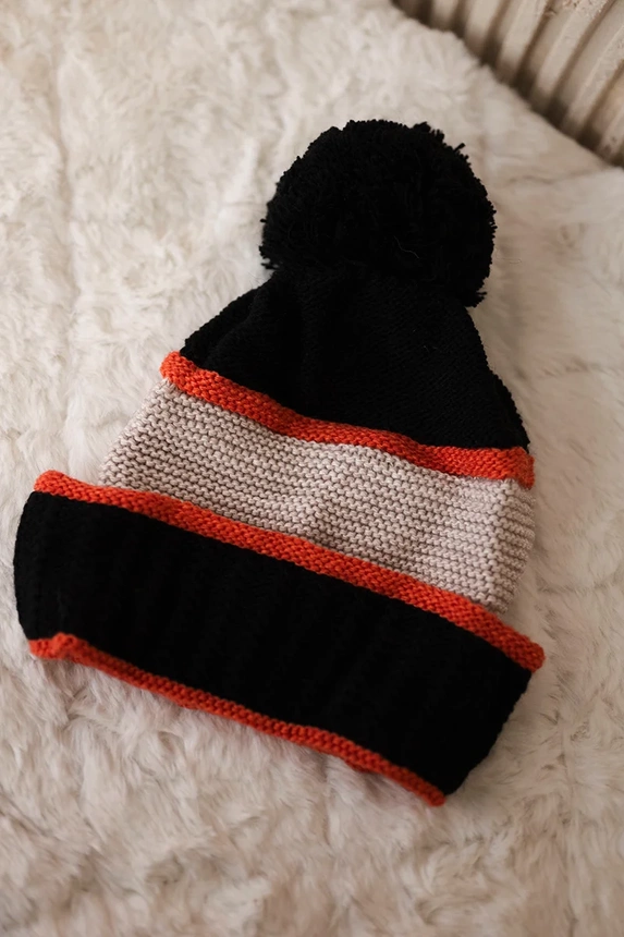 Women's cap Kinga K297 black + dark pink + beige