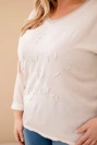 Bluzka damska Plus Size przecierana z napisem i perełkami beżowa