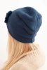 Damenmütze mit dekorativen, pelzigen Blumen elegant blau