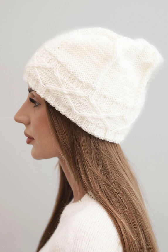 Dámska zimná čiapka z vlny s hrubým vrkočovým vzorom K481 ecru