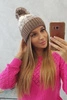 Moteriška kepurė su pomponu Abigail K326 cappuccino+ecru