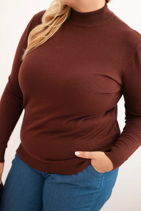 Moteriška Plus Size megztinis iš viskozės su golfo kaklu rudas