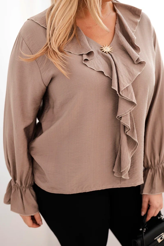 Bluzka damska wiskozowa Plus Size z falbaną i ozdobną broszką fango