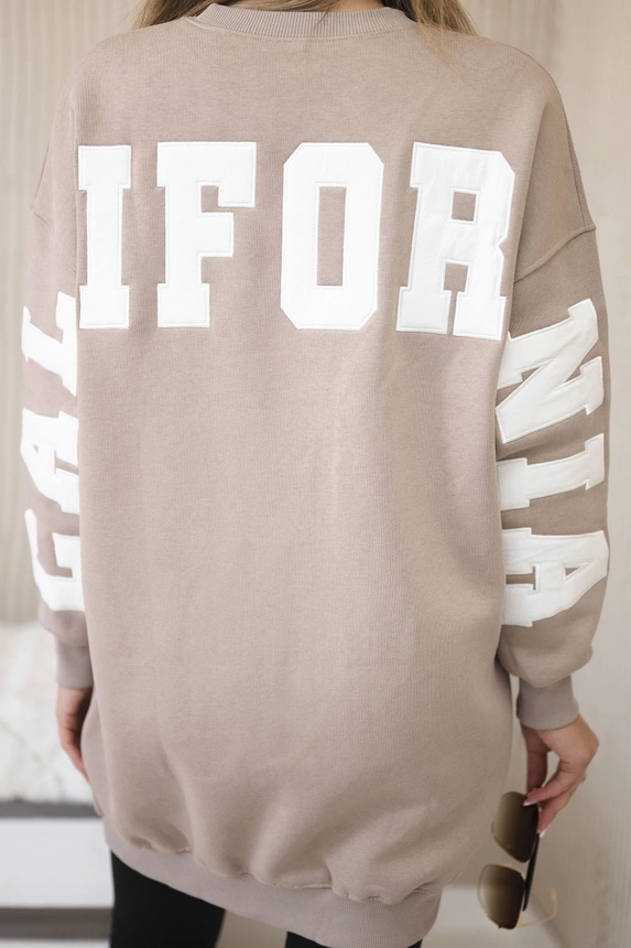 Isoliertes Sweatshirt mit kalifornischem Schriftzug dunkelbeige