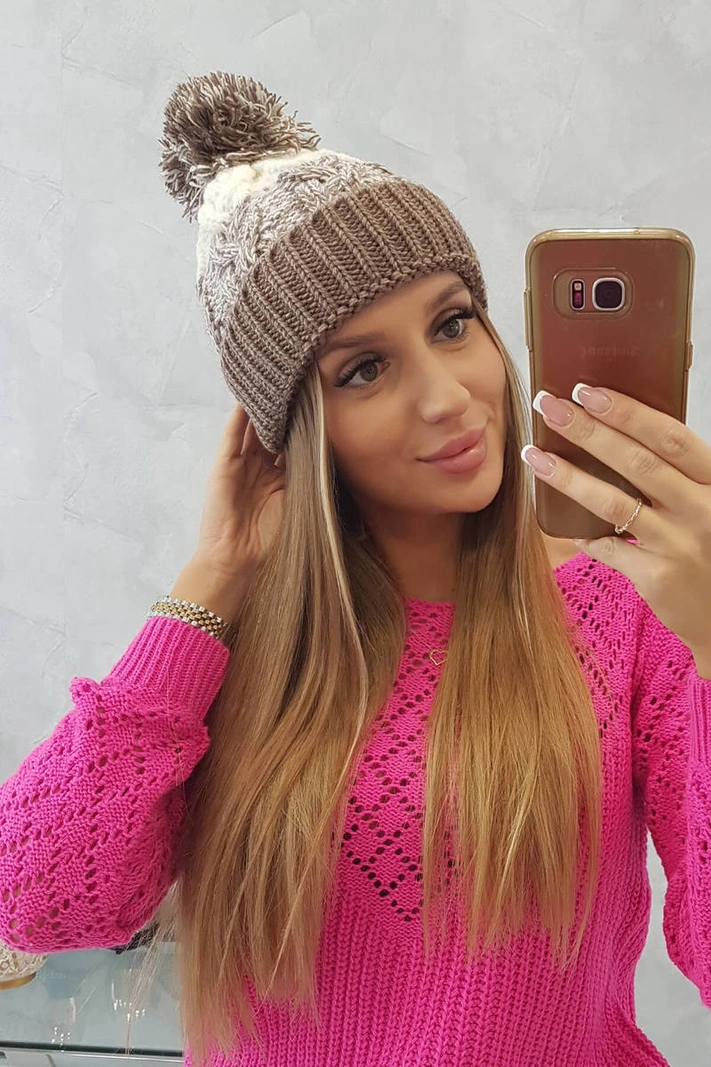 Moteriška kepurė su pomponu Abigail K326 cappuccino+ecru