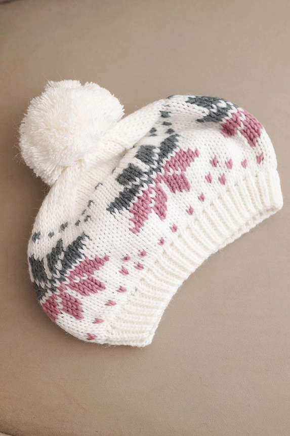 Damenwintermütze aus Wolle mit Schneeflockenmuster und Pompon K457 weiß