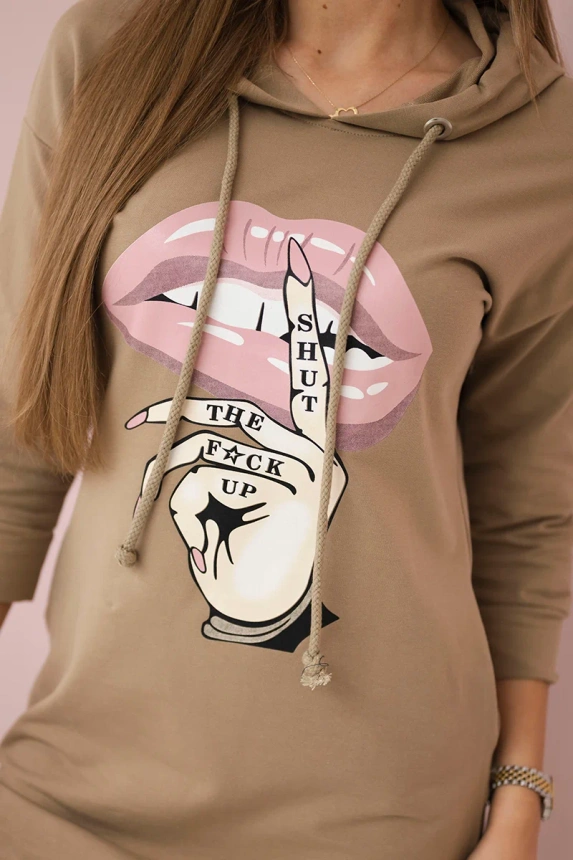 Kleid mit längerem Rücken und buntem Druck camel