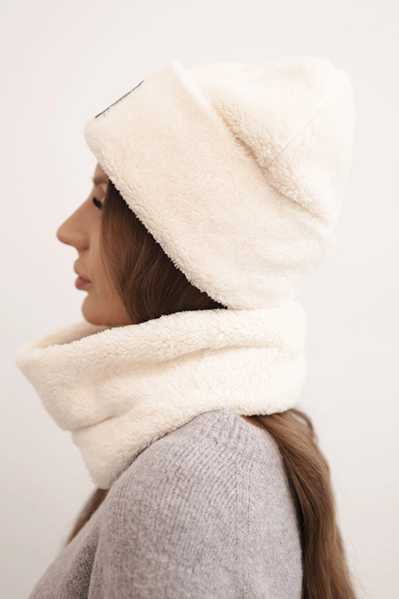 Damen-Set aus Fleece, Mütze und Schal mit dekorativem Aufnäher hell beige