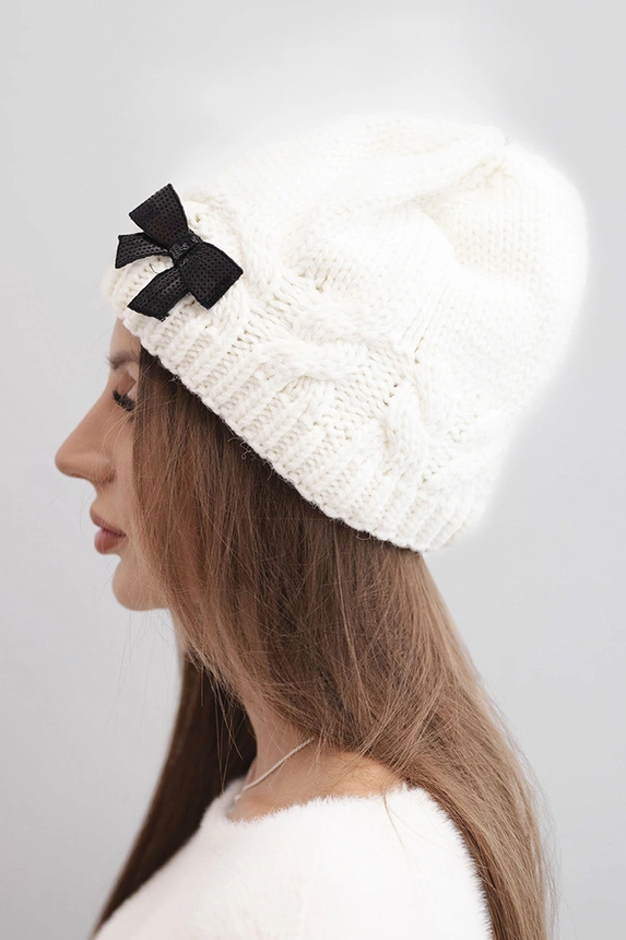 Women's winter hat with a decorative bow and braided pattern K438 ecru