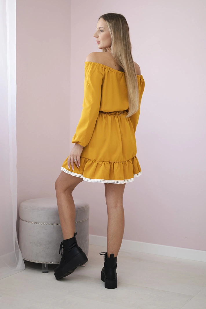 Kleid mit offener Schulter und Spitze in Senf
