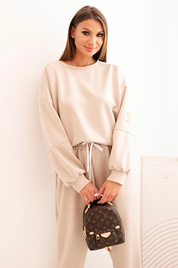 Ladies' butter set with a loose sweatshirt and pants with the word LOVE beige
