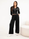 Dámsky komplet z velúrovej viskózy s krátkou mikinou a širokými nohavicami čierny