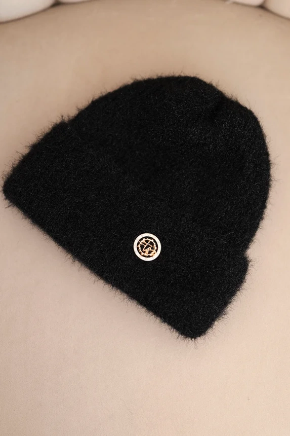 Dámská zimní čepice huňatá s ozdobným knoflíkem černá
