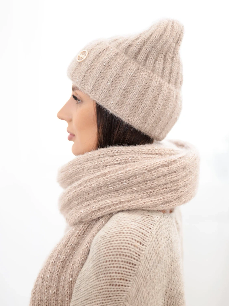 A set women's hat and long scarf fango