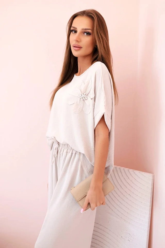 Komplet damski z wiskozy z ozdobnym kwiatem i szerokimi spodniami ciemny beżowy