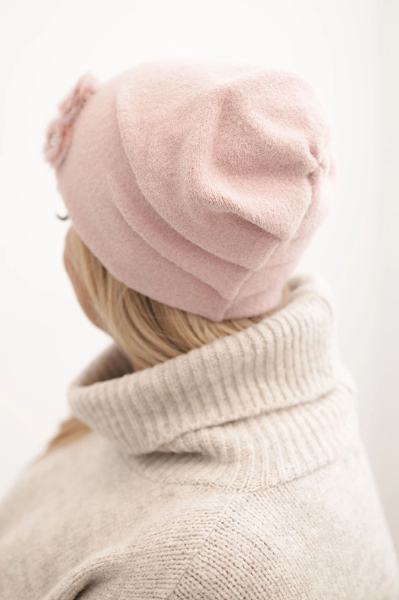 Dámská čepice s ozdobnými chlupatými květinami elegantní černá