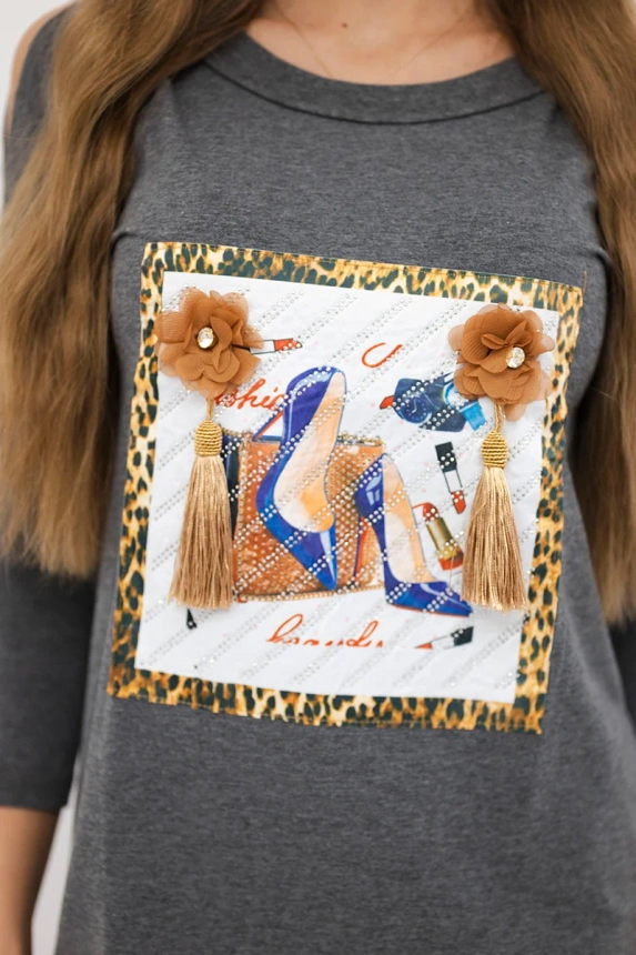 Dress with graphics 3D and decorative pom pom graphite