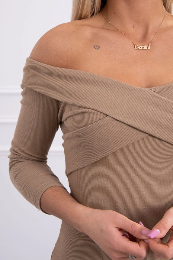 Dress fitted with a V-neck camel