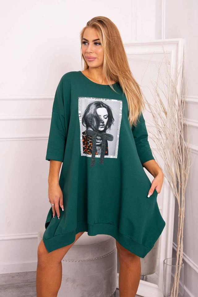 Sukienka z nadrukiem i rozkloszowanym dołem zielona