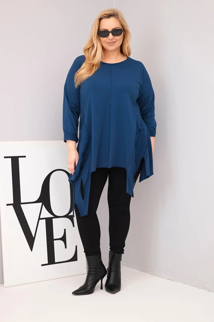 Dámska bavlnená blúzka Plus Size s asymetrickým spodkom a výrezmi modrá