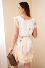 Damenkleid mit plissiertem Ärmel und verziertem Gürtel gelb