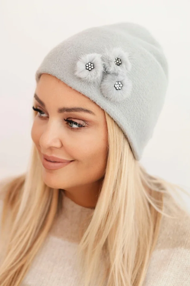 Czapka damska z ozdobnymi futrzanymi kwiatami elegancka  jasno szara