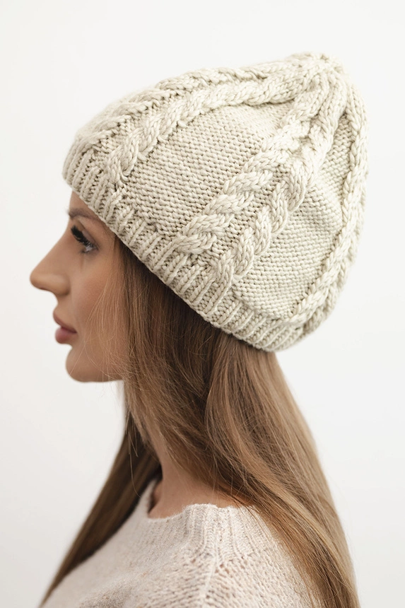 Damen Wintermütze aus Wolle mit Zopfstrick K452 dunkel beige