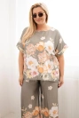Moteriškas Plus Size komplektas su gėlėta palaidine ir gėlėtomis plačiomis kelnėmis khaki