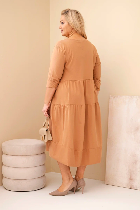 Damenkleid aus Baumwolle in Übergröße mit Rüschendetails und hochgeschlagenen Ärmeln camelowy