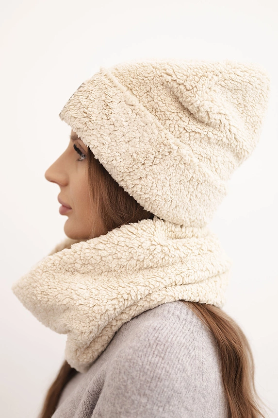 Damen-Set aus Fleece mit Mütze und Schlauchschal mit dekorativem Aufnäher beige