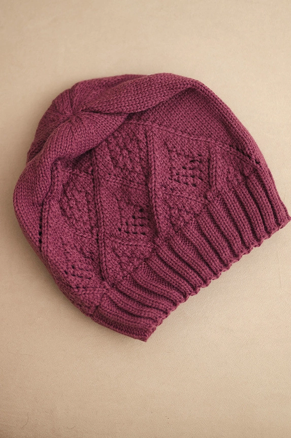 Women's winter cap made of wool with a geometric pattern K479 dark purple