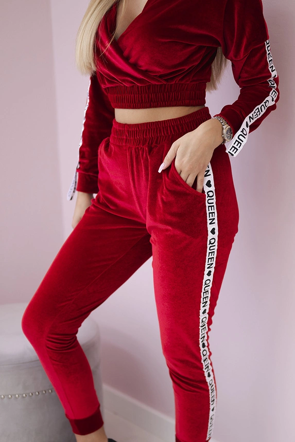 Velūro rinkinys su užrašu "Queen red