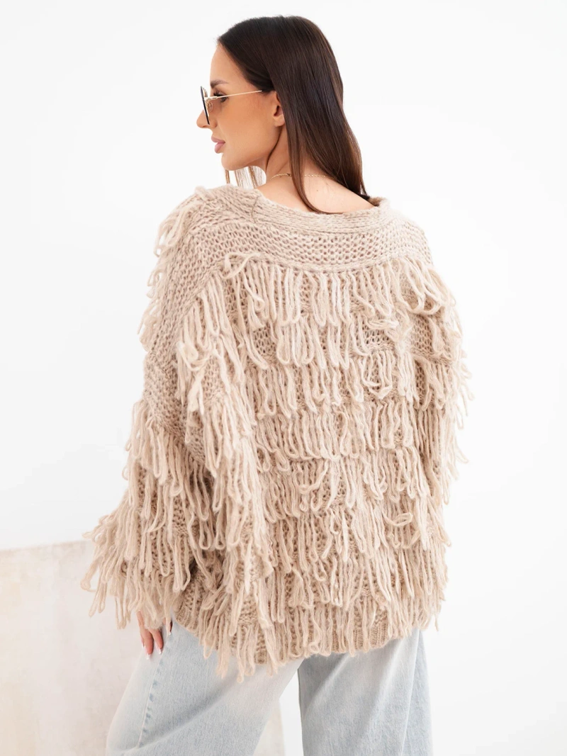 Sweter damski z frędzlami i ozdobnymi guzikami camelowy