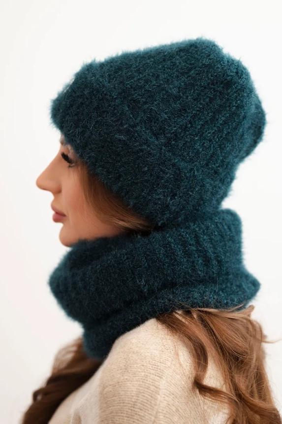 Damen Set Mütze und Schal winterlich flauschig mit dekorativem Emblem türkisowy